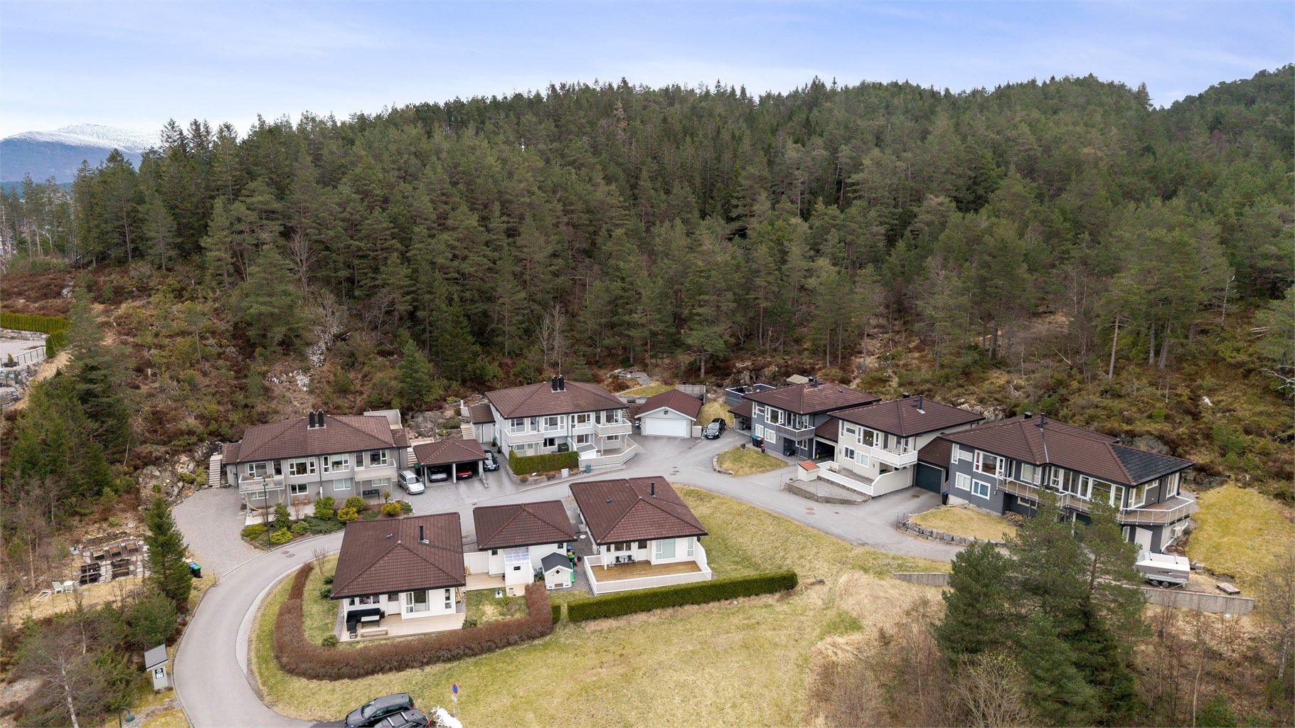 Et rolig og etablert bomiljø med kort vei til både natur og servicetilbud.