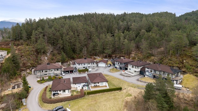 Et rolig og etablert bomiljø med kort vei til både natur og servicetilbud.