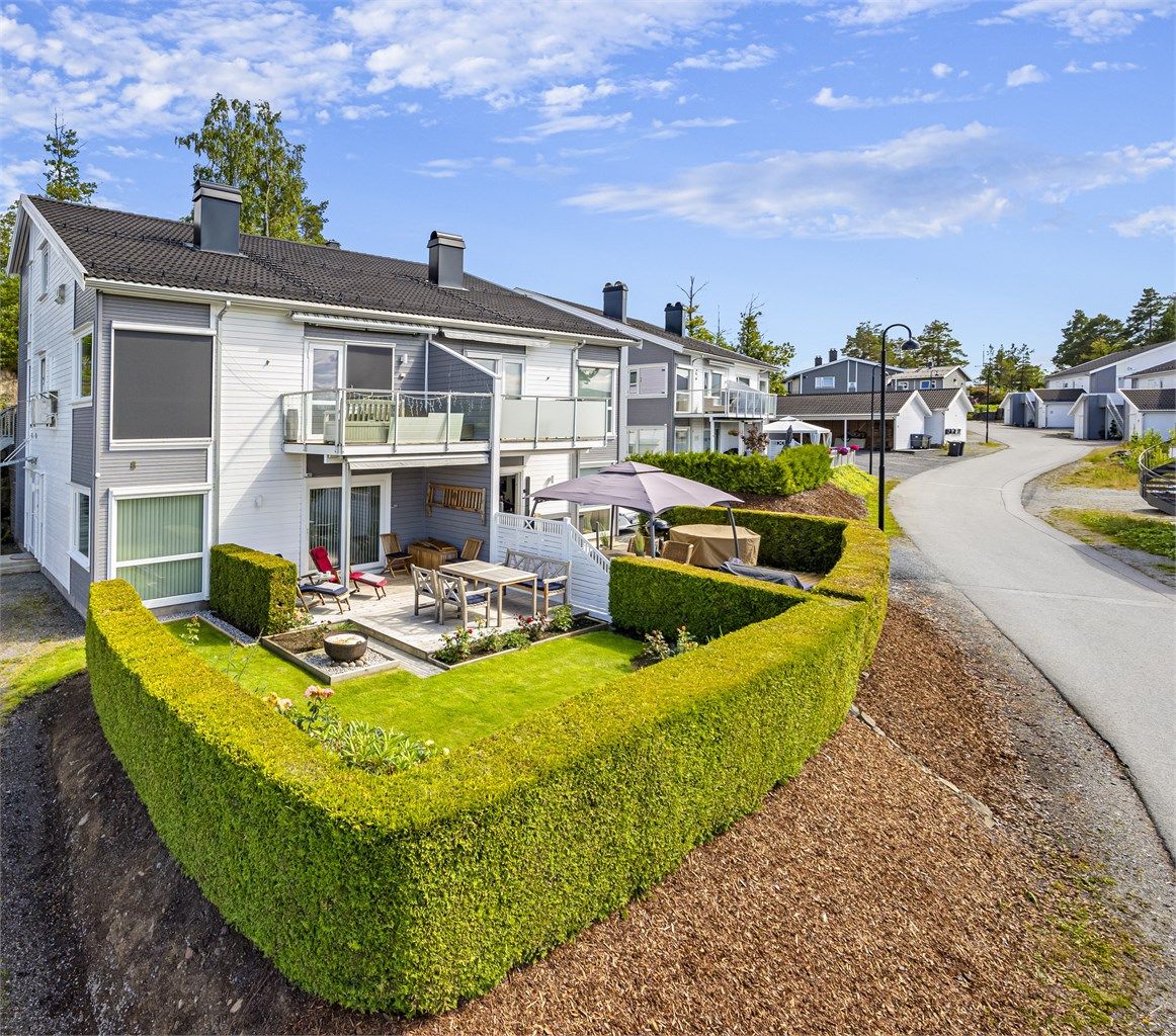 Velkommen til Grethes vei 8A/ Flott og lettstelt leilighet på bakkeplan. 