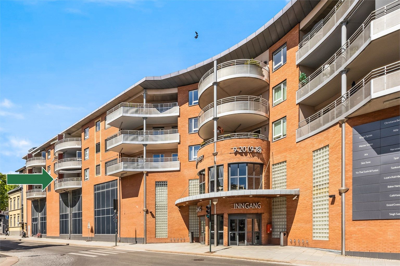 Leiligheten er beliggende midt i sentrum i et pendlervennlig område som har mye å tilby