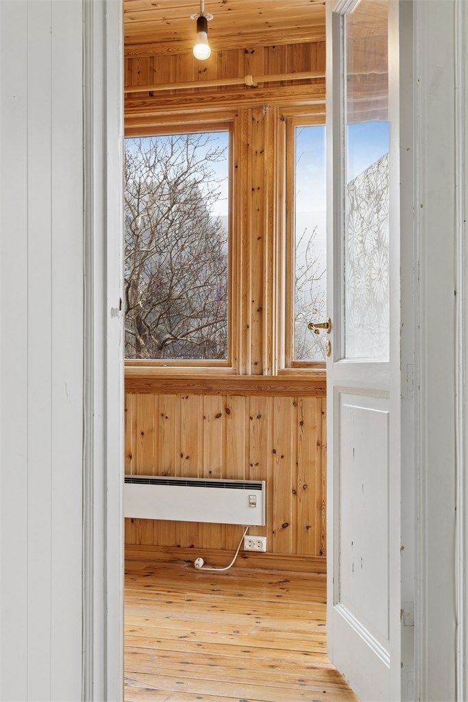 De store vindusflatene i vinterhagen gir en god romfølelse og kontakt med uteområdet.