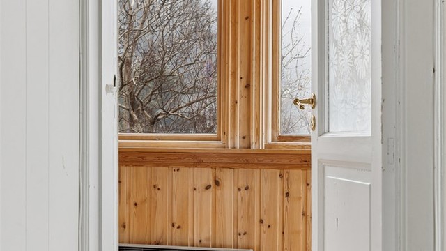 De store vindusflatene i vinterhagen gir en god romfølelse og kontakt med uteområdet.