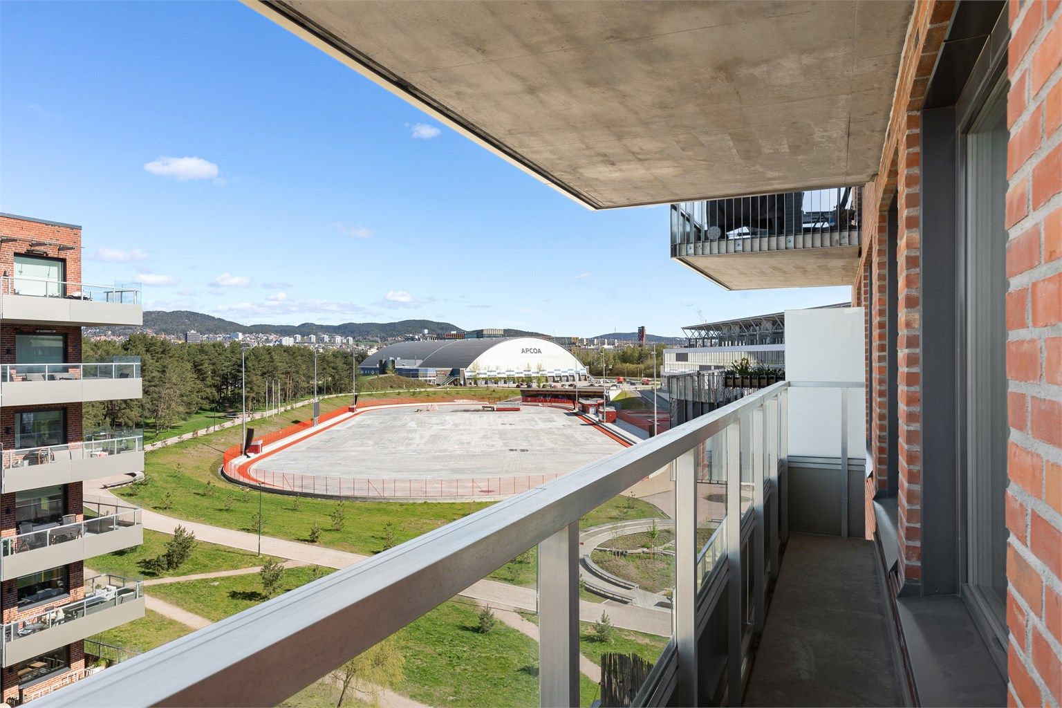 Balkongen har utsikt mot skøytebanen på Valle Hovin 