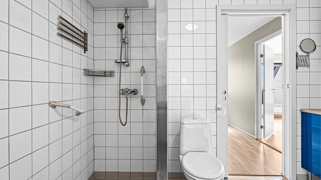 Baderom har praktisk tilknytning til hovedsoverom.