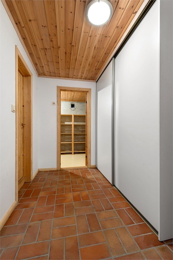 Hall/trapperom/gang i underetasjen tilhørende hoveddel