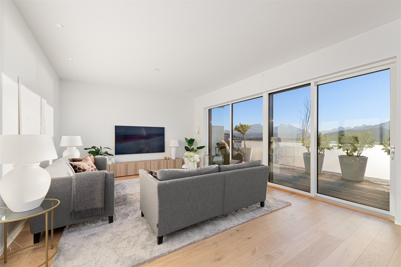 De store vindusflatene i stuen gir godt med lysinnslipp og naturlig lys i stuen