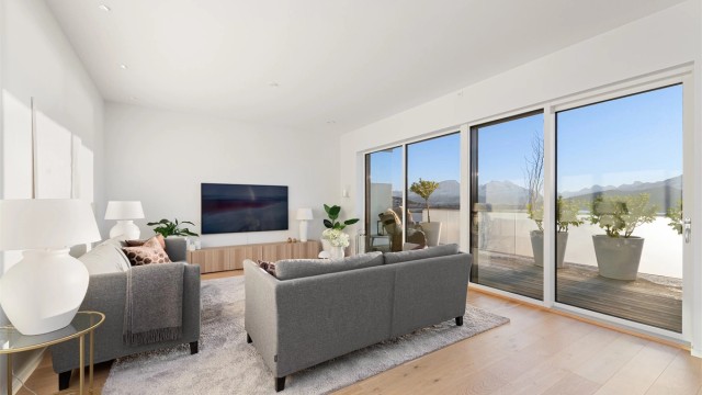 De store vindusflatene i stuen gir godt med lysinnslipp og naturlig lys i stuen