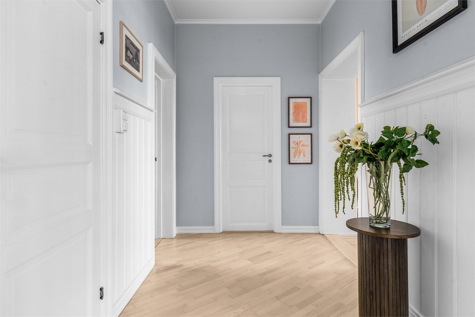 Ta av deg skoene og heng av deg jakken før du tar turen videre i ditt nye hjem