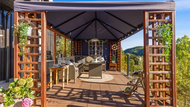 Paviljongen på markterrassen gir en lun og skjermet sitteplass på tomten.