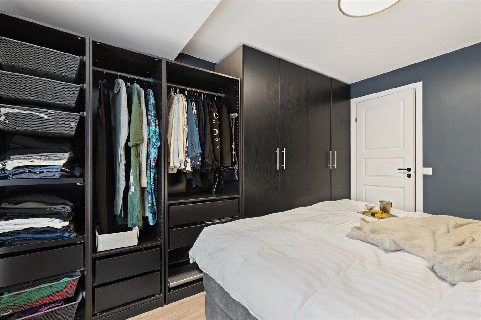 Overflatene er gjennomgående med  klikklaminat på gulv og malte vegger.