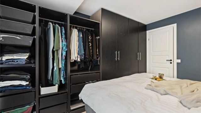 Overflatene er gjennomgående med klikklaminat på gulv og malte vegger.