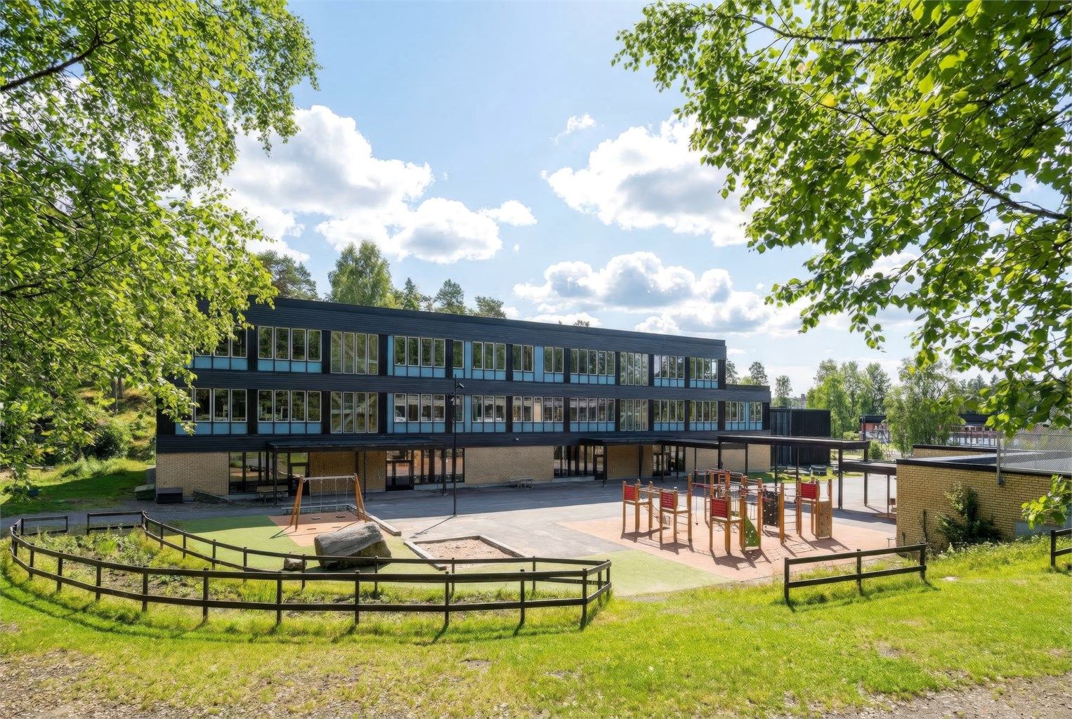 Kort vei til Nøklevann skole (1.-7.trinn). I nærheten har du tre barnehager å velge mellom som ligger idyllisk til ved marka og Haraløkka idrettsanlegg.
