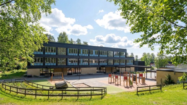 Kort vei til Nøklevann skole (1.-7.trinn). I nærheten har du tre barnehager å velge mellom som ligger idyllisk til ved marka og Haraløkka idrettsanlegg.