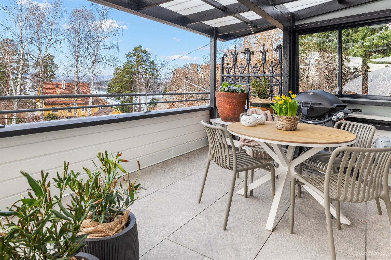 Terrassen på 22 m² har god plass til både spisebord og loungegruppe.