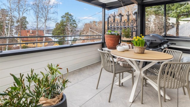 Terrassen på 22 m² har god plass til både spisebord og loungegruppe.