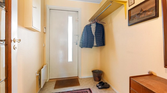 Hyggelig vindfang med plass til jakker og sko.