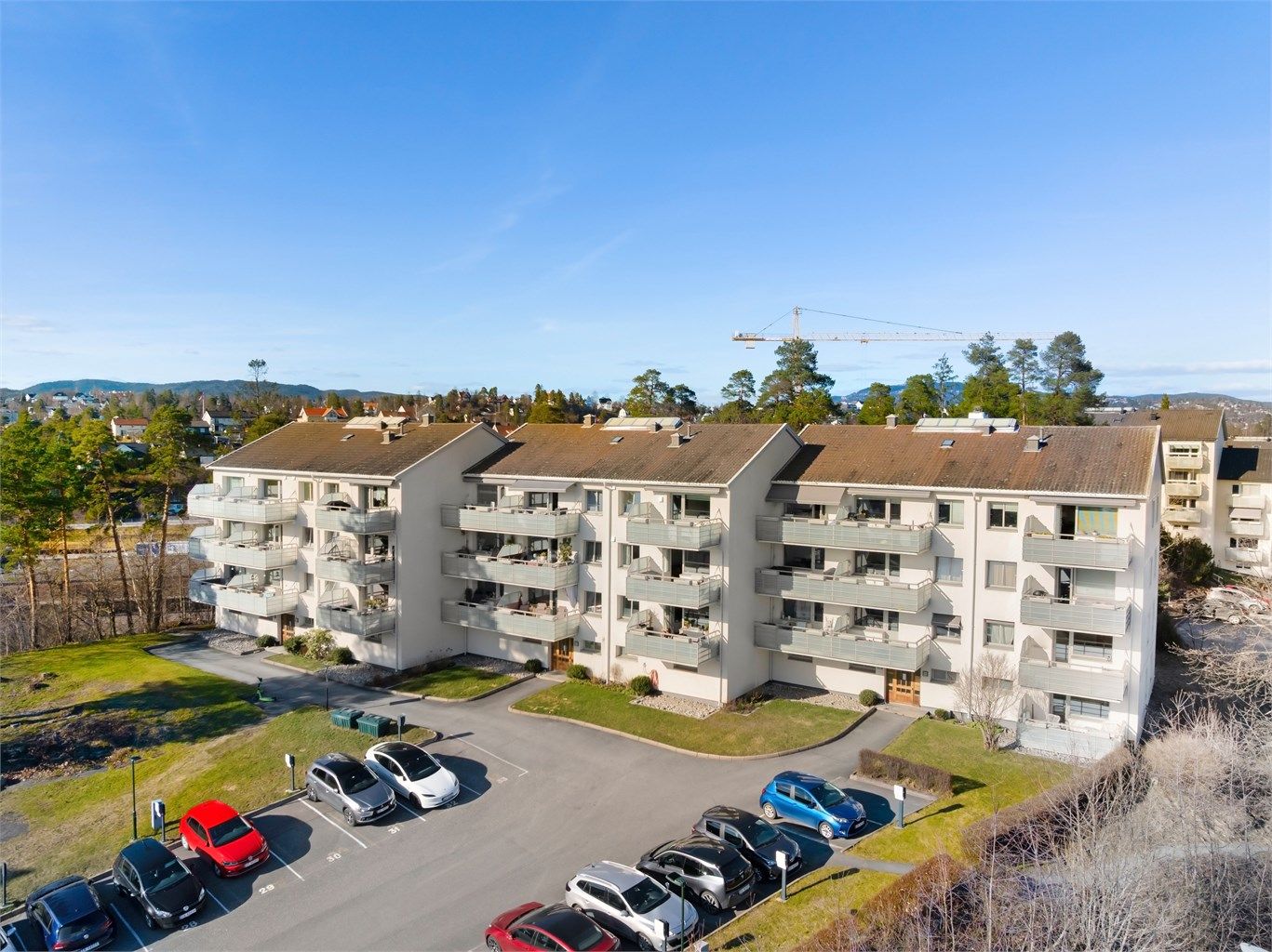 Leiligheten ligger i et veletablert boligsameie med en rolig beliggenhet innerst mot bommen.