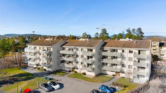 Leiligheten ligger i et veletablert boligsameie med en rolig beliggenhet innerst mot bommen.