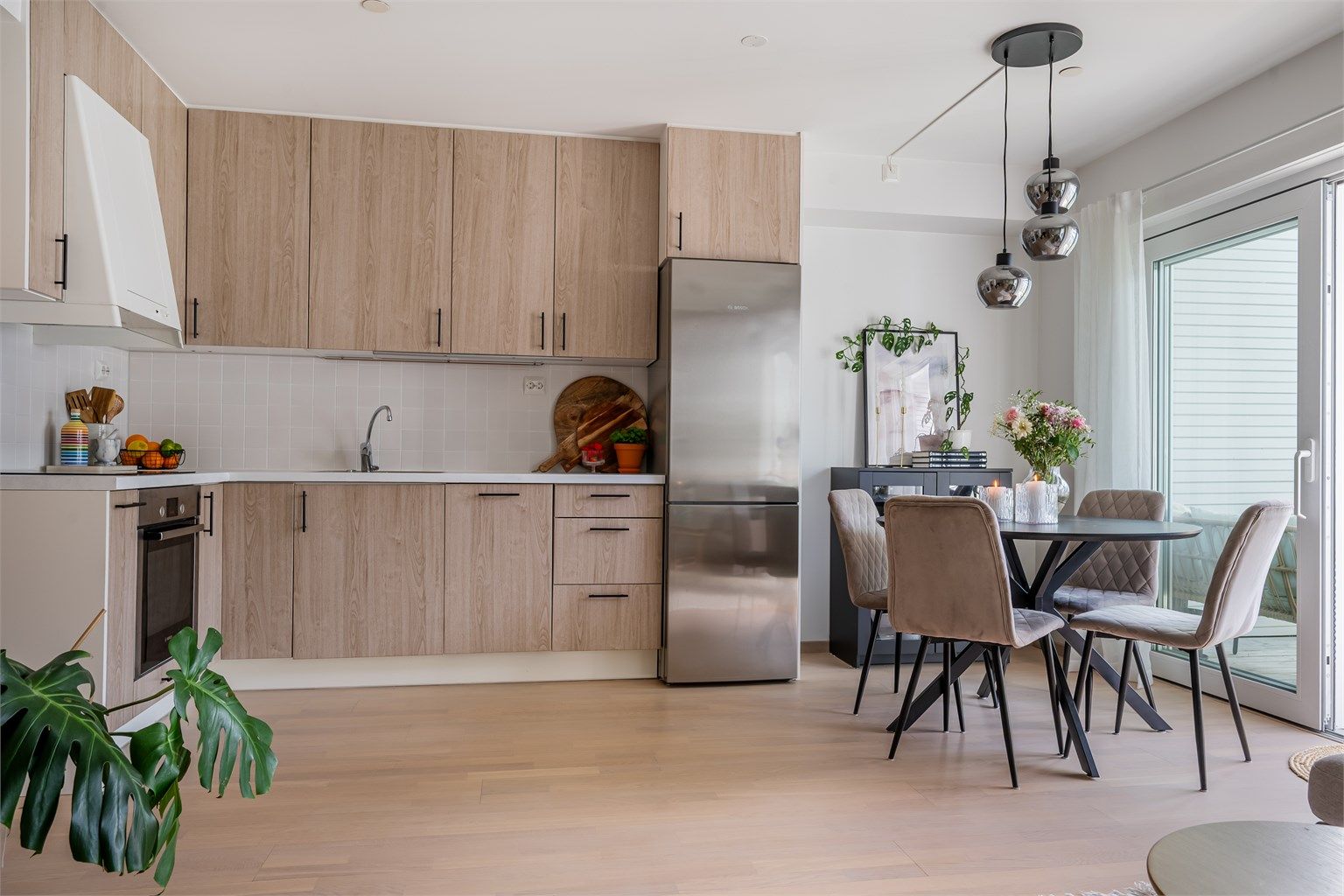 Integrerte hvitevarer inkluderer stekeovn, platetopp og oppvaskmaskin, i tillegg til frittstående kjøleskap med fryser.