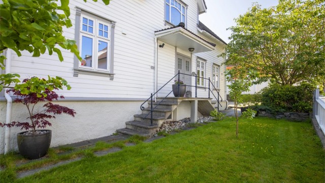 Hovedinngangen er plassert sentralt på fasaden.