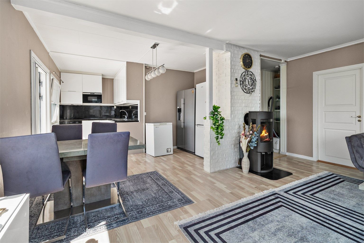 Stue og kjøkken i åpen løsning