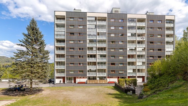 Her får du en sentralt beliggende toppleilighet, med gangavstand til Asker sentrum. Leiligheten inneholder 2 soverom, kjøkken, bad, toalett, stue, entré og innglasset balkong.