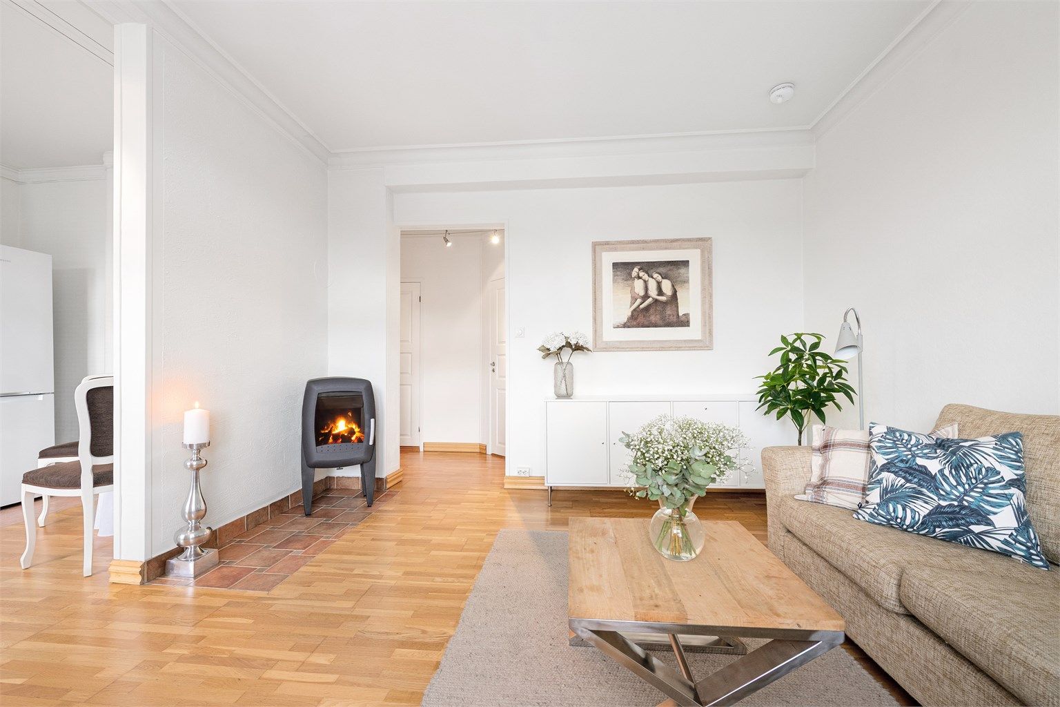 Peisovn med glassdør i stuen for ekstra varme og hygge.