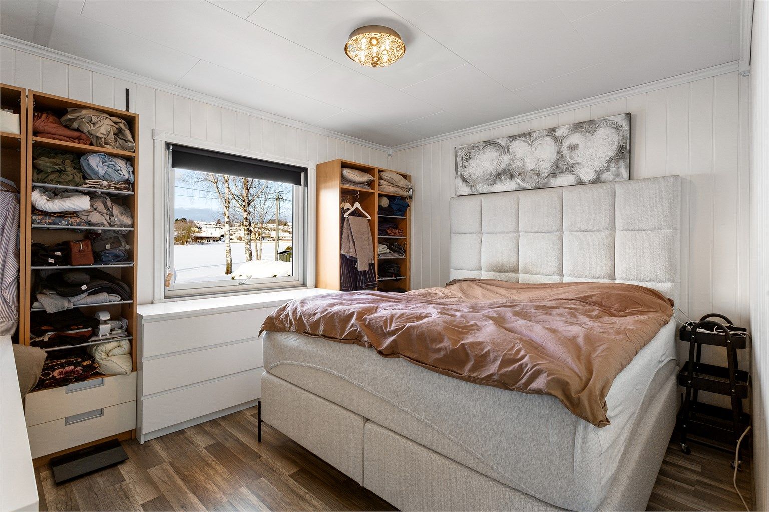 Boligen har to soverom i første etasje. Dette rommet har plass til dobbeltseng og oppbevaring.