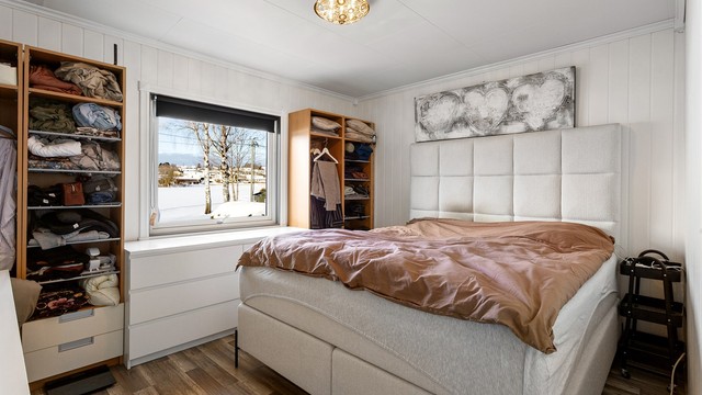 Boligen har to soverom i første etasje. Dette rommet har plass til dobbeltseng og oppbevaring.