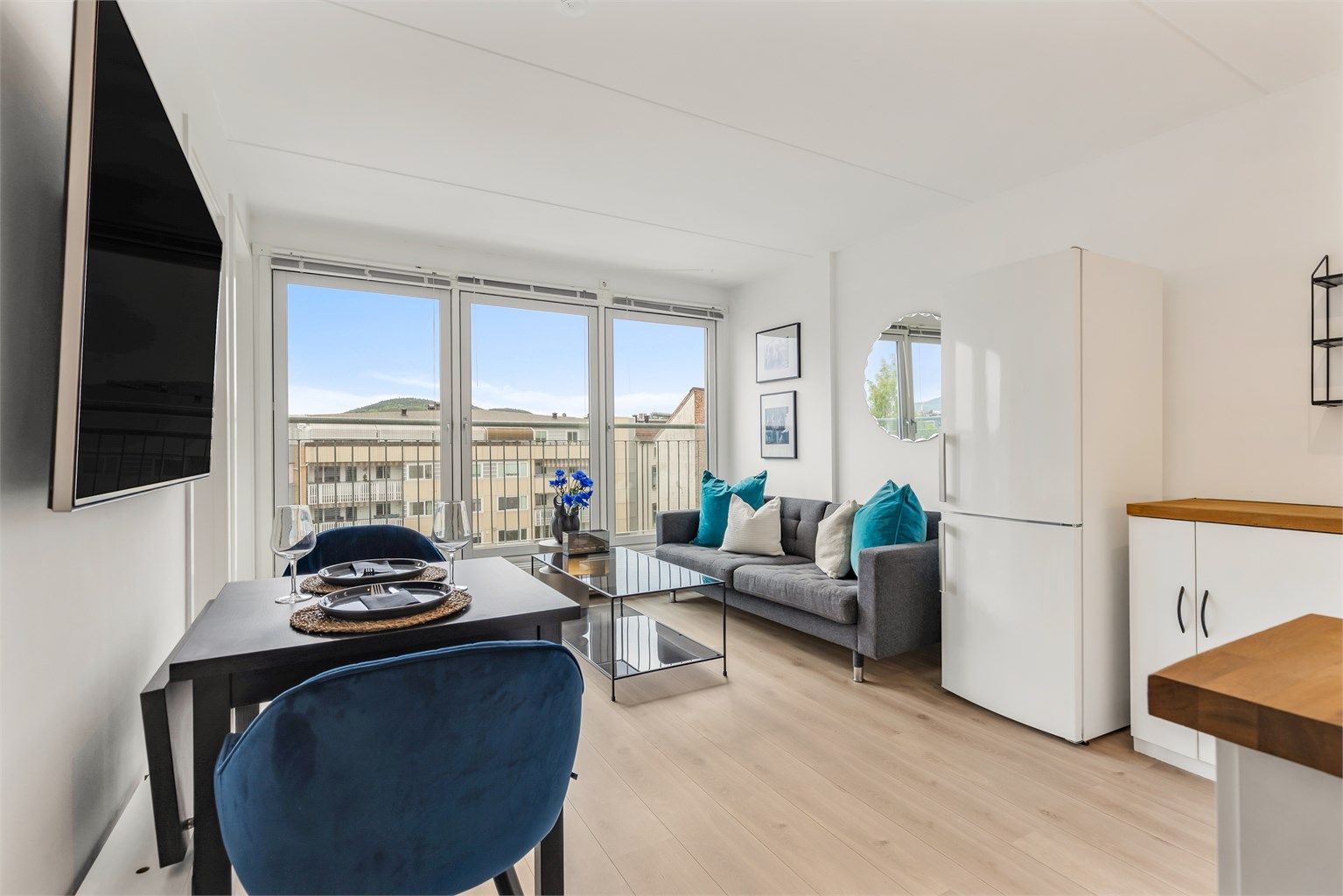 Fjernvarme med radiatorer i stue og på soverom (inkl. i felleskostnadene)