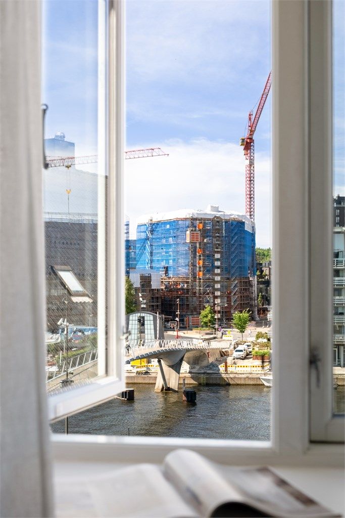 I både stuen og soverommet sees utsyn Vesterelven over det gamle Fisketorget. Fotograf; Kristoffer Kristiansen.