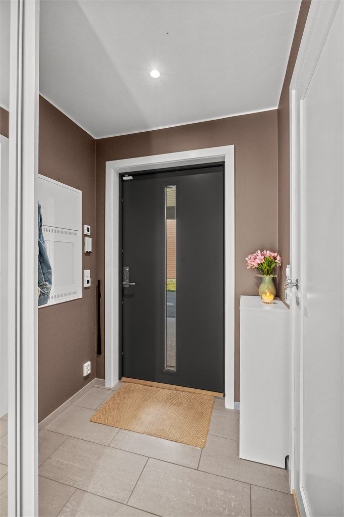 Du ønskes velkommen inn i en innbydende entré med flislagt gulv og elektriske varmekabler for god komfort.