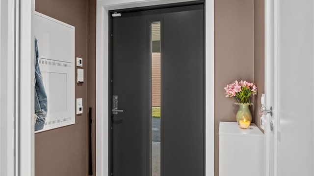 Du ønskes velkommen inn i en innbydende entré med flislagt gulv og elektriske varmekabler for god komfort.