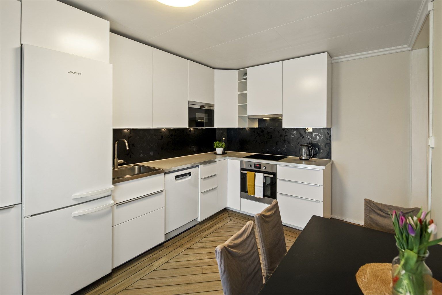 Slette hvite fronter.