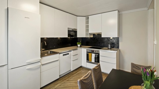 Slette hvite fronter.