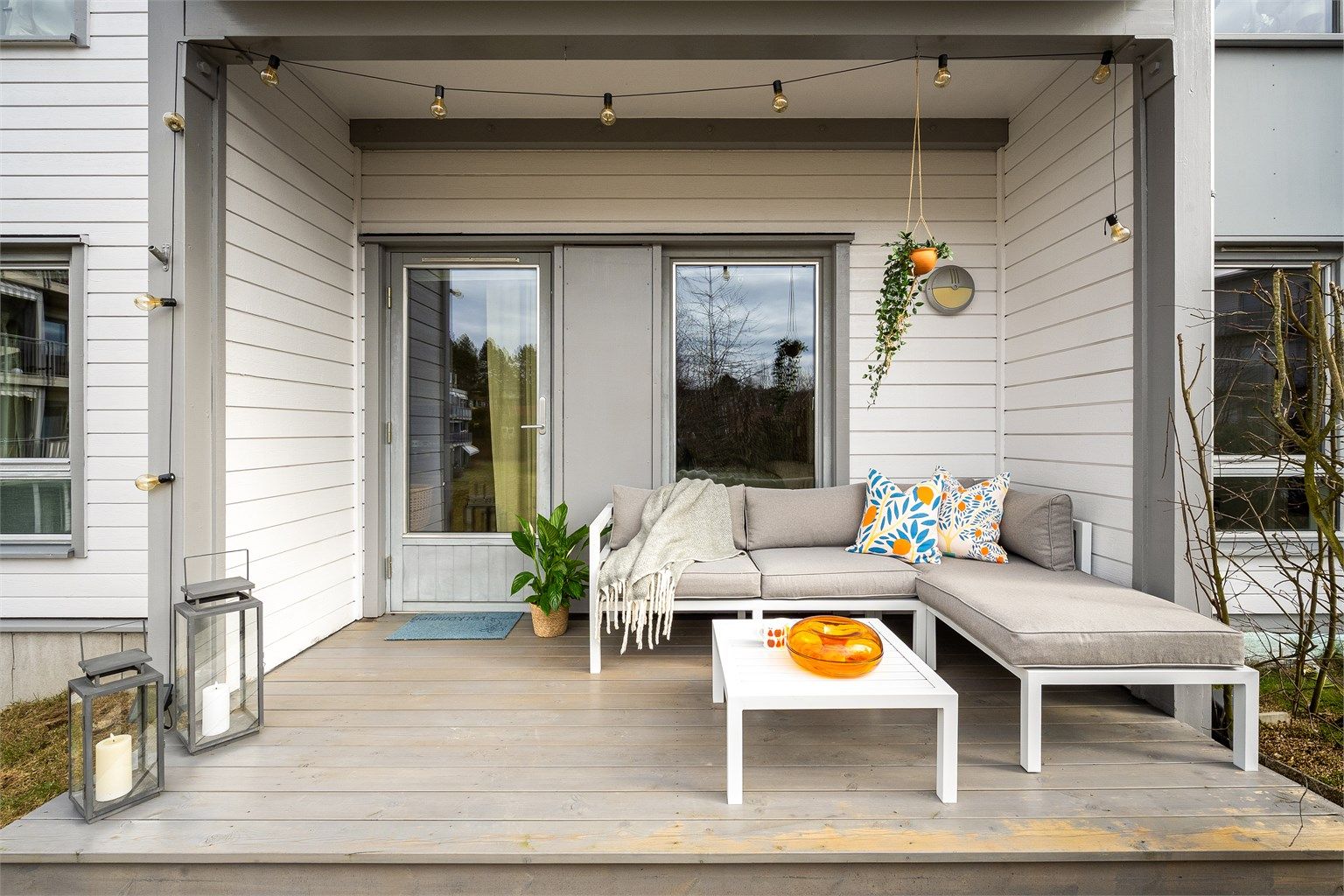 Den vestvendte terrassen har god plass til en sittegruppe, og er et perfekt sted å nyte ettermiddagen.