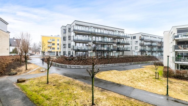 Leiligheten er én av totalt 48 boligseksjoner i Glassperlen Boligsameie, øverst på sentrumsnære og ettertraktede Glassverket.
