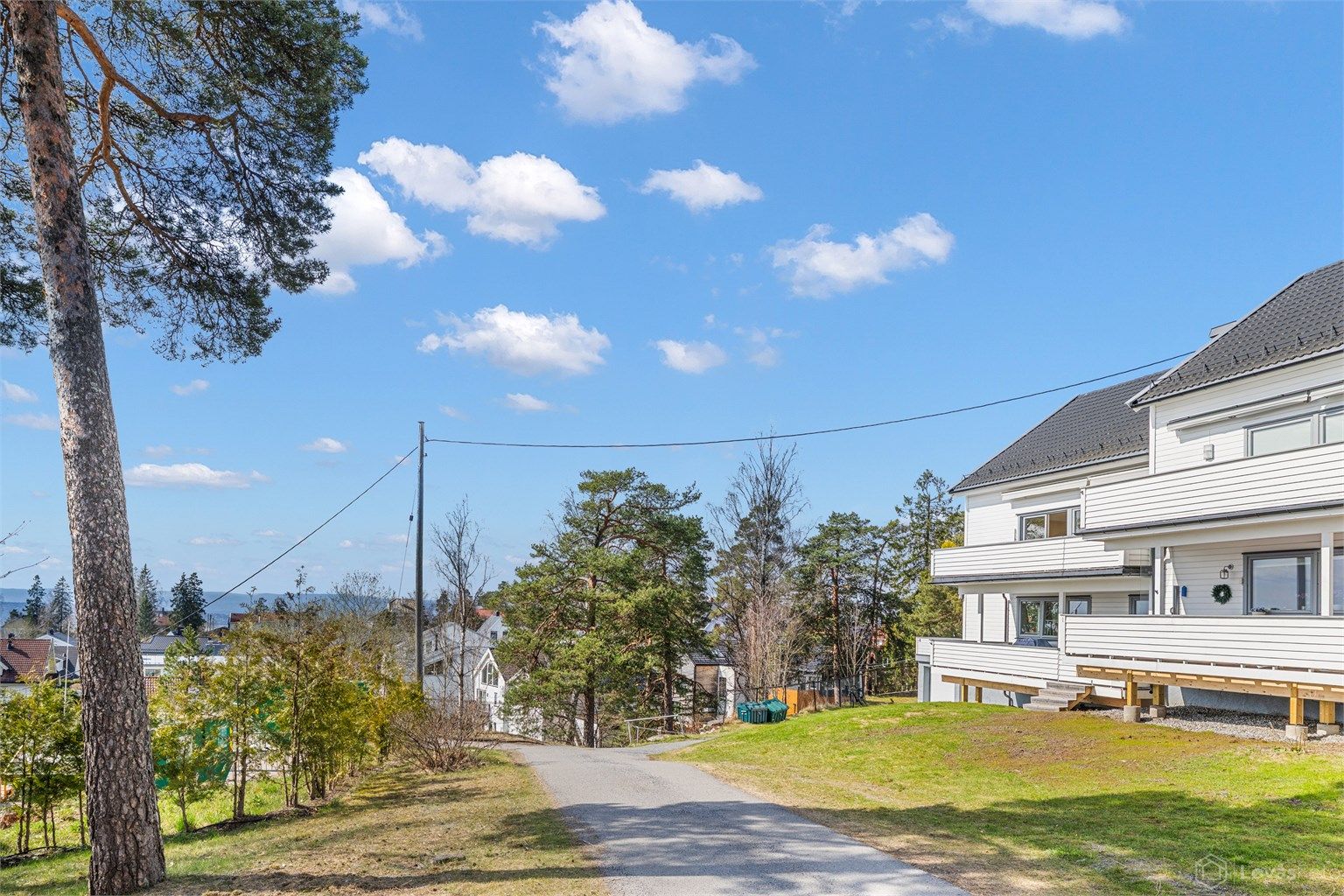 Eiendommen ligger høyt og fritt på attraktive Bekkelagshøgda, i et svært barnevennlig og skjermet bomiljø uten gjennomgangstrafikk