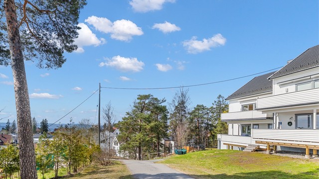 Eiendommen ligger høyt og fritt på attraktive Bekkelagshøgda, i et svært barnevennlig og skjermet bomiljø uten gjennomgangstrafikk