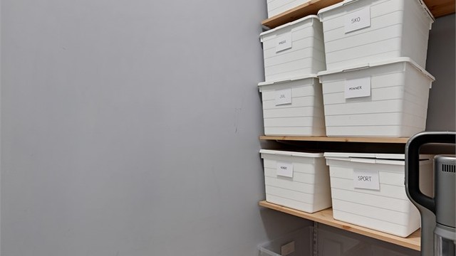 Innvendig bod og teknisk rom gir praktisk lagringsplass i leiligheten.