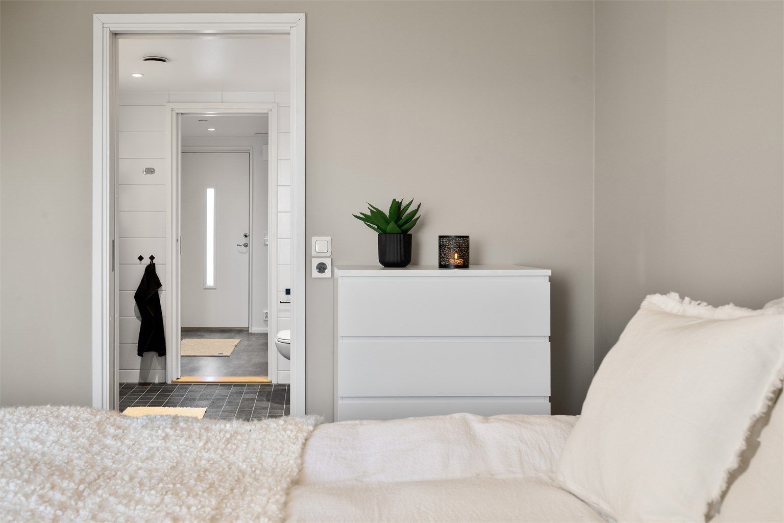 Fra soverommet har man direkte adkosmt til badet.