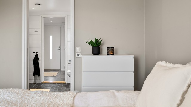 Fra soverommet har man direkte adkosmt til badet.