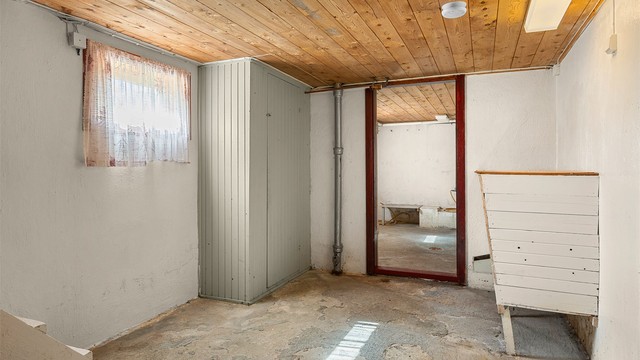 Underetasjen består av tre boder og kjølerom og har rikelig med lagringsmuligheter.