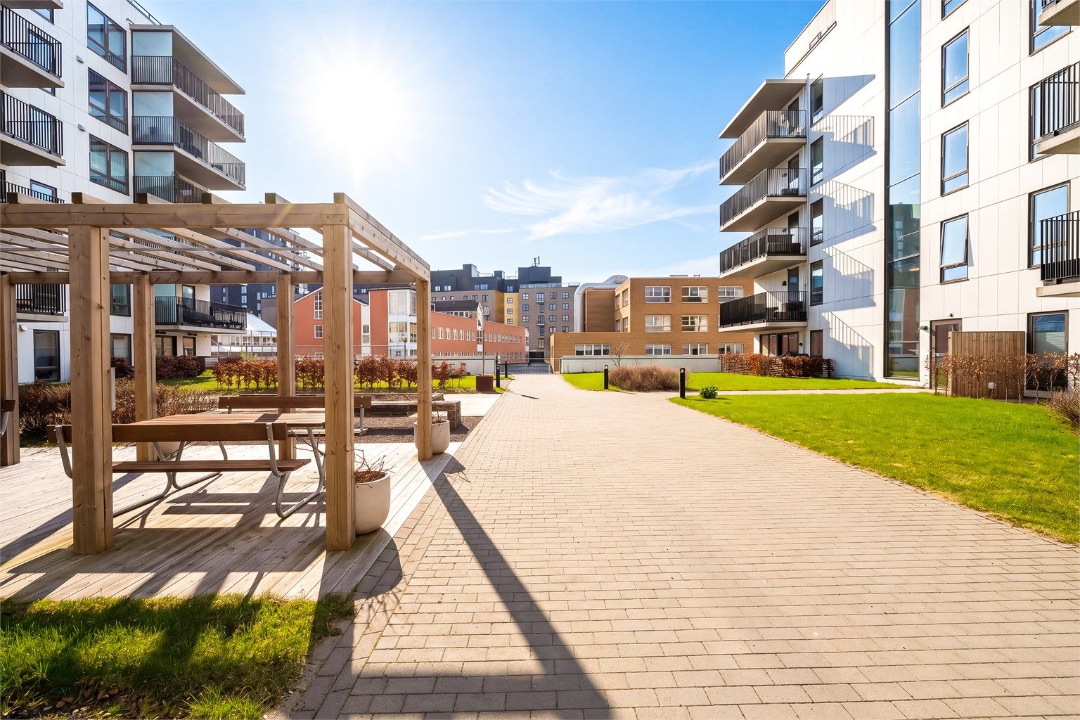 Uteområdet er pent opparbeidet med blant annet belegningsstein, sittegrupper, plenarealer og diverse beplantning.