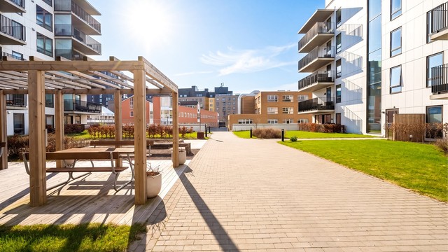 Uteområdet er pent opparbeidet med blant annet belegningsstein, sittegrupper, plenarealer og diverse beplantning.