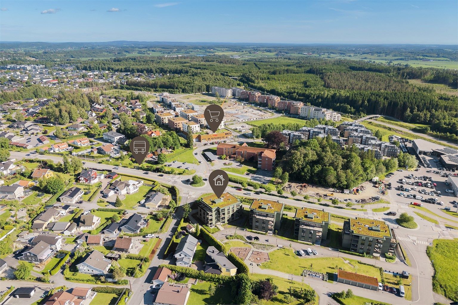 Sentral beliggenhet med gangavstand til bussholdeplass, matbutikk og servicetilbud.