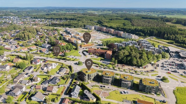 Sentral beliggenhet med gangavstand til bussholdeplass, matbutikk og servicetilbud.