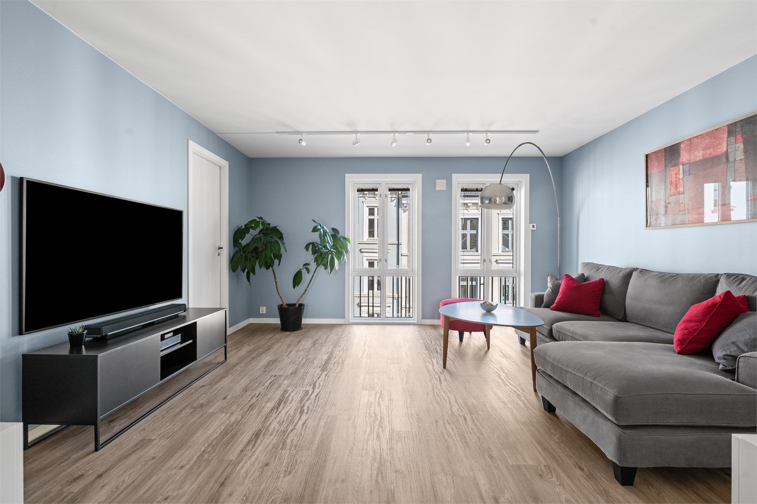 Stuen er romslig og kan enkelt innredes med sofa, sofabord og tv-sjenk. 