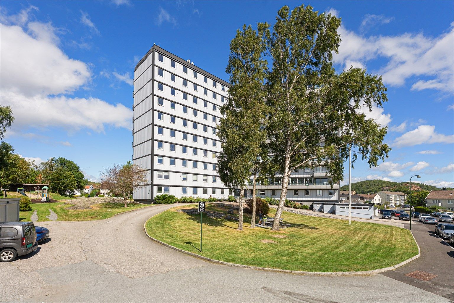 Leiligheten går over 2 plan og ligger i en høy 1. etasje.