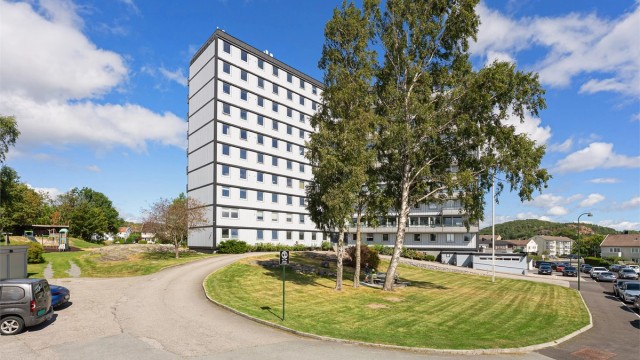 Leiligheten går over 2 plan og ligger i en høy 1. etasje.
